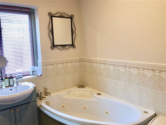 BEUDY 3 - BATHROOM WITH JACUZZI BATH & WALK IN SHOWER